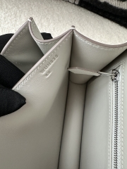 Constance 23cm Classic in Imported Evercolor Leather, M4 Gris Pale Light Grey with Silver Hardware