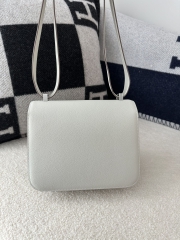 Constance 23cm Classic in Imported Evercolor Leather, M4 Gris Pale Light Grey with Silver Hardware