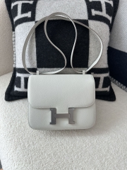Constance 23cm Classic in Imported Evercolor Leather, M4 Gris Pale Light Grey with Silver Hardware
