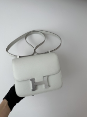 Constance 23cm Classic in Imported Evercolor Leather, M4 Gris Pale Light Grey with Silver Hardware