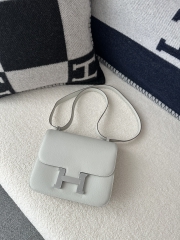 Constance 23cm Classic in Imported Evercolor Leather, M4 Gris Pale Light Grey with Silver Hardware