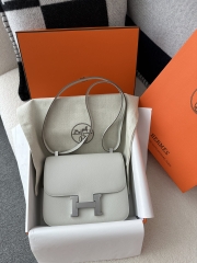 Constance 23cm Classic in Imported Evercolor Leather, M4 Gris Pale Light Grey with Silver Hardware