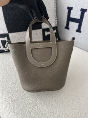 Piction in the loo 18cm Clemence swift CK18 Etoupe grey silver hardware