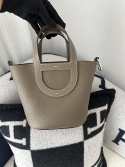 Piction in the loo 18cm Clemence swift CK18 Etoupe grey silver hardware