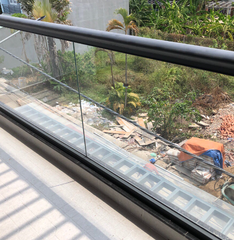 Lan can kính, tay vịn nhôm, trụ inox 304 - KHÁ