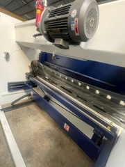 Máy Chấn CNC 130Tấn 3M2(4N+1)