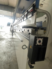 Máy chấn CNC 130T 4M