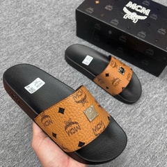 Dép Nam Nữ MCM Trắng Quai Ngang Đính Tag Logo kim loại SIêu Đẹp full box - Dép Quai Ngang Nam Nữ M.C.M Phối Màu