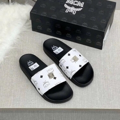 Dép Nam Nữ MCM Trắng Quai Ngang Đính Tag Logo kim loại SIêu Đẹp full box - Dép Quai Ngang Nam Nữ M.C.M Phối Màu