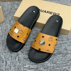 Dép quai ngang nam nữ MCM vàng Hoạ Tiết Tag Logo Vuông,Dép Quai Ngang MCM Wmms Slides Monogram