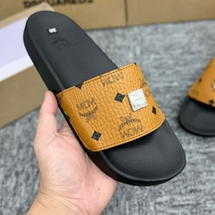 [ Ocean Park Luxury ] Dép quai ngang nam nữ MCM vàng Hoạ Tiết Tag Logo Vuông hàng QC loại 1,Dép MCM Wmms Slides Monogram
