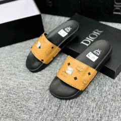 Dép lê nam nữ MCM đế cao su non quai da nhăn phối in hoạ tiết chữ tag logo bạc trước đế êm dầy dặn boy phố 2024 Full Box