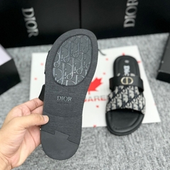 Dép lê nam quai ngang CD quai da Pu đen phối vải dệt vân chữ monogram tag logo bạc đế cao su đúc, Dép DIO Đế Khâu Thêu