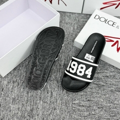 Dép Lê nam nữ quai ngang cao su quai nổi chữ D&G viền trắng đế đúc nổi hoạ tiết Số vs Chữ hoa văn cao cấp