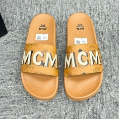 Dép lê quai ngang nam mcm - slide quai da Pu sần dập chữ huy hiệu tag logo kim loại đế cao su non,Dép Nam MờCêMờ