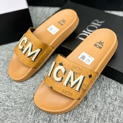 Dép lê quai ngang nam mcm - slide quai da Pu sần dập chữ huy hiệu tag logo kim loại đế cao su non,Dép Nam MờCêMờ