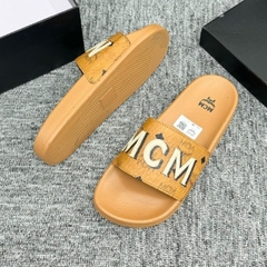 Dép lê quai ngang nam mcm - slide quai da Pu sần dập chữ huy hiệu tag logo kim loại đế cao su non,Dép Nam MờCêMờ