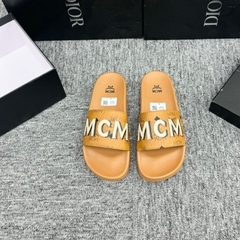 Dép lê quai ngang nam mcm - slide quai da Pu sần dập chữ huy hiệu tag logo kim loại đế cao su non,Dép Nam MờCêMờ