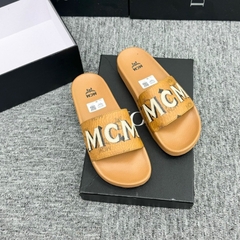 Dép lê quai ngang nam mcm - slide quai da Pu sần dập chữ huy hiệu tag logo kim loại đế cao su non,Dép Nam MờCêMờ