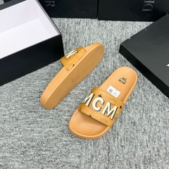 Dép lê quai ngang nam mcm - slide quai da Pu sần dập chữ huy hiệu tag logo kim loại đế cao su non,Dép Nam MờCêMờ