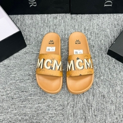 Dép lê quai ngang nam mcm - slide quai da Pu sần dập chữ huy hiệu tag logo kim loại đế cao su non,Dép Nam MờCêMờ