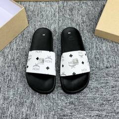 Dép quai ngang MCM Trắng in hoạ tiết đơn giản ,SLIDE SANDAL MCM 'WHITE BLACK'. DÉP MCM DA TRẮNG ĐEN gắn tag kim loại