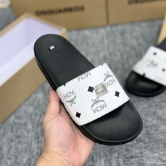Dép quai ngang MCM Trắng in hoạ tiết đơn giản ,SLIDE SANDAL MCM 'WHITE BLACK'. DÉP MCM DA TRẮNG ĐEN gắn tag kim loại