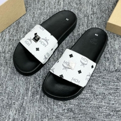 Dép quai ngang MCM Trắng in hoạ tiết đơn giản ,SLIDE SANDAL MCM 'WHITE BLACK'. DÉP MCM DA TRẮNG ĐEN gắn tag kim loại