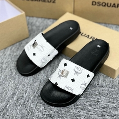 Dép quai ngang MCM Trắng in hoạ tiết đơn giản ,SLIDE SANDAL MCM 'WHITE BLACK'. DÉP MCM DA TRẮNG ĐEN gắn tag kim loại