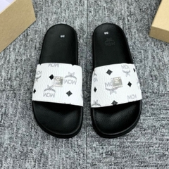 Dép quai ngang MCM Trắng in hoạ tiết đơn giản ,SLIDE SANDAL MCM 'WHITE BLACK'. DÉP MCM DA TRẮNG ĐEN gắn tag kim loại