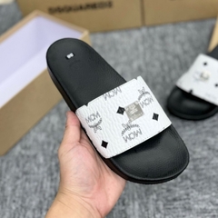 Dép quai ngang MCM Trắng in hoạ tiết đơn giản ,SLIDE SANDAL MCM 'WHITE BLACK'. DÉP MCM DA TRẮNG ĐEN gắn tag kim loại