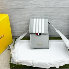 Túi đeo chéo nam nữ mini Thom da Pu nắp thêu 3 sọc màu kẻ vạch logo xanh đỏ viền phối dập chữ full box 2025