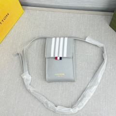 Túi đeo chéo nam nữ mini Thom da Pu nắp thêu 3 sọc màu kẻ vạch logo xanh đỏ viền phối dập chữ full box 2025