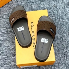 Dép nam lv quai ngang tag logo kim loai, quai da cao cấp họa tiết vân chìm sang trọng full box