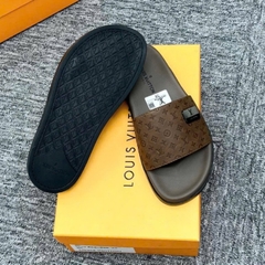 Dép nam lv quai ngang tag logo kim loai, quai da cao cấp họa tiết vân chìm sang trọng full box