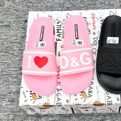 Dép lê nữ hồng quai ngang DG slide hồng cao su quai đúc nổi chữ I Love DG tim đỏ đế nổi hoa văn cao cấp full box