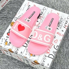 Dép lê nữ hồng quai ngang DG slide hồng cao su quai đúc nổi chữ I Love DG tim đỏ đế nổi hoa văn cao cấp full box