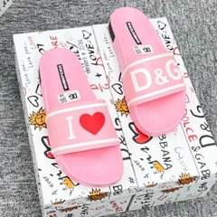 Dép lê nữ hồng quai ngang DG slide hồng cao su quai đúc nổi chữ I Love DG tim đỏ đế nổi hoa văn cao cấp full box
