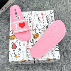 Dép lê nữ hồng quai ngang DG slide hồng cao su quai đúc nổi chữ I Love DG tim đỏ đế nổi hoa văn cao cấp full box