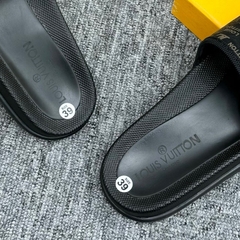 Dép lê nam nữ quai dán ngang Eo Vì dệt quai da vân monogram thêu chữ đế khắc logo kim loại cao cấp