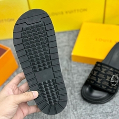 Dép lê nam nữ quai dán ngang Eo Vì dệt quai da vân monogram thêu chữ đế khắc logo kim loại cao cấp