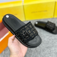 Dép lê nam nữ quai dán ngang Eo Vì dệt quai da vân monogram thêu chữ đế khắc logo kim loại cao cấp