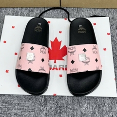 Dép Nam Nữ MờCêMờ Hồng Quai Ngang Đính Tag Logo kim loại SIêu Đẹp full box - Dép Quai Ngang Nam Nữ M.C.M Phối Màu