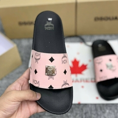 Dép Nam Nữ MờCêMờ Hồng Quai Ngang Đính Tag Logo kim loại SIêu Đẹp full box - Dép Quai Ngang Nam Nữ M.C.M Phối Màu
