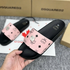 Dép Nam Nữ MờCêMờ Hồng Quai Ngang Đính Tag Logo kim loại SIêu Đẹp full box - Dép Quai Ngang Nam Nữ M.C.M Phối Màu
