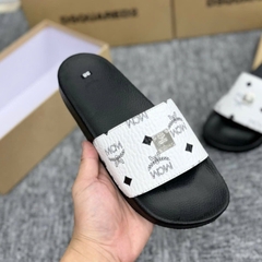 Dép Nam Nữ MCM Trắng Quai Ngang Đính Tag Logo kim loại SIêu Đẹp full box - Dép Quai Ngang Nam Nữ M.C.M Phối Màu