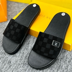 Dép LV Nam Nữ da bò hoạ tiết ô vuông tag logo sang - Dép Nam LV Hoa Đế Cao Su cực nét , Đi Cực Êm Chân , Mẫu Mã Đẹp 2025