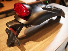 Vè sau + đèn hậu zin Triumph Street Twin - 559 KG