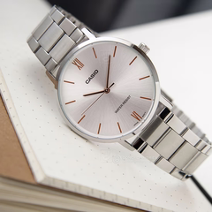 Casio Nam MTP-VT01D-7BUDF