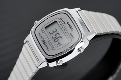 Casio 30.3 × 24.6 mm Nữ LA670WA-7DF
